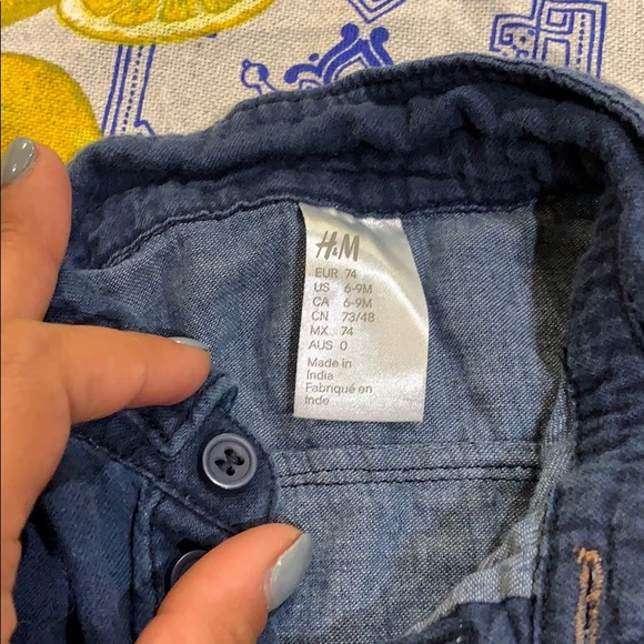 H&M Baby long sleeve button down shirts- 2 pack - Picture 2 of 3